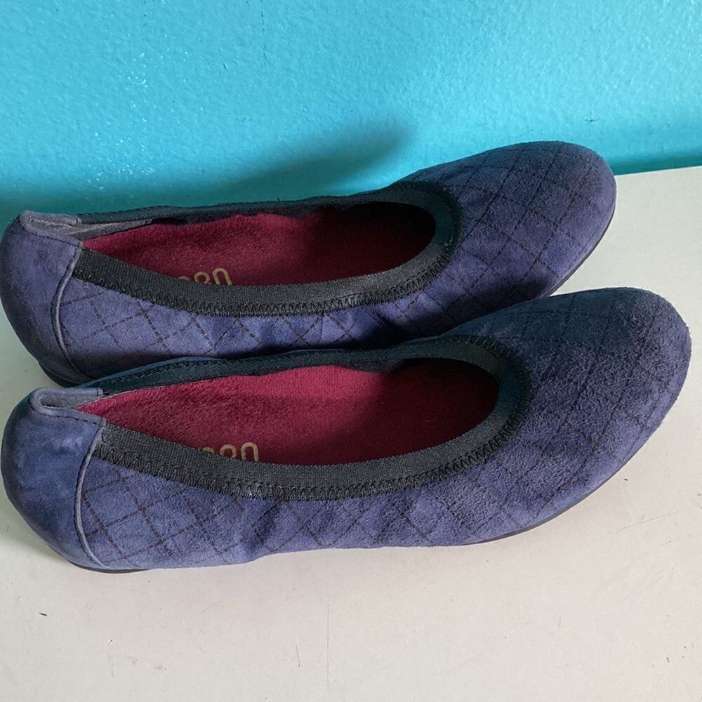 Munro Womens Blue Suede Flats  "Vicky" Size 8 US Slip On Suede Shoes